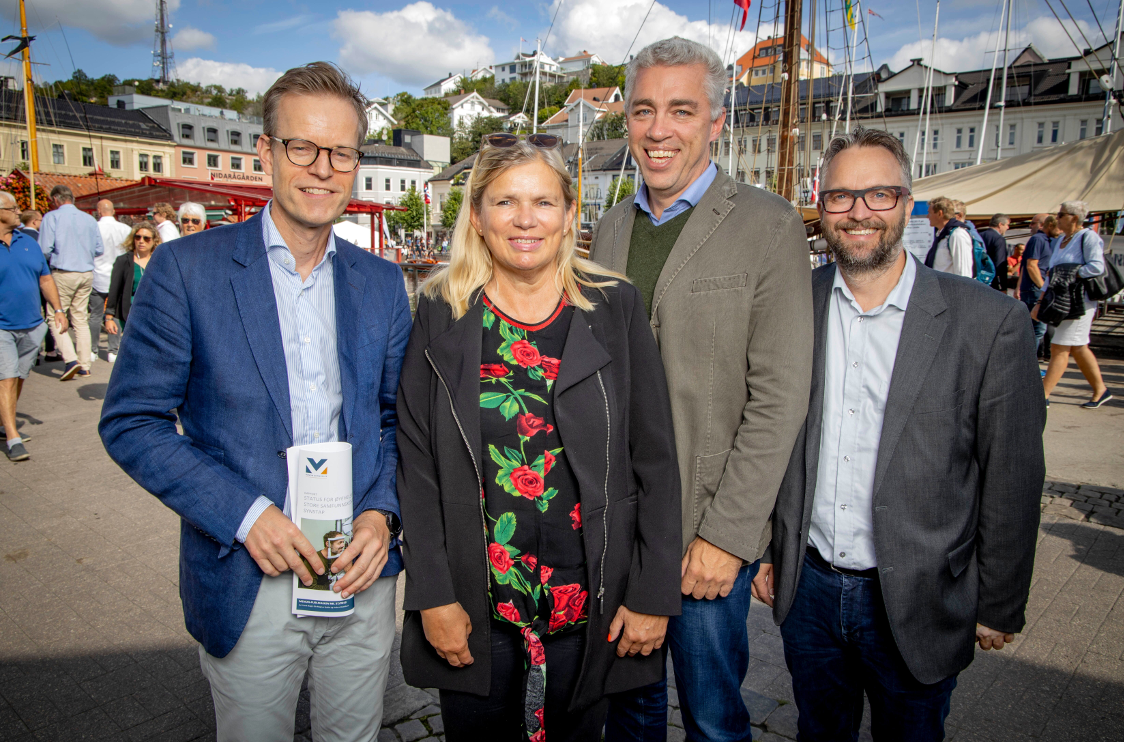 ARENDALSUKA:Erland Skogli i Menon Economics som har utarbeidet rapporten (t.v) sammen med forbundsleder Unn Ljøner Hagen i Blindeforbundet, fagdirektør Svein Tindlund i Specsavers og generalsekretær Hans Torvald Haugo i Norges Optikerforbund (Foto: Morten Bendiksen)
