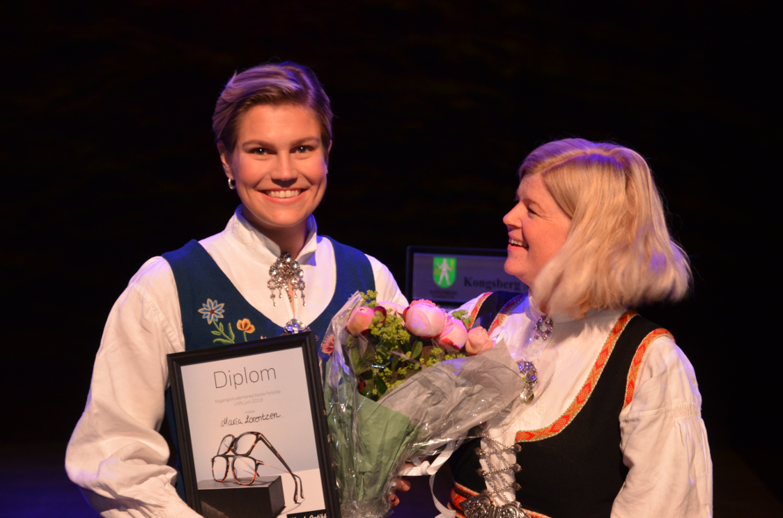 ÅRETS FORBILDE: Det er Maria Lorentzen (t.v). Hun fikk prisen av fagsjef Rita Aadne Ludvigsen i Krogh Optikk (Foto: Dag Øyvind Olsen)