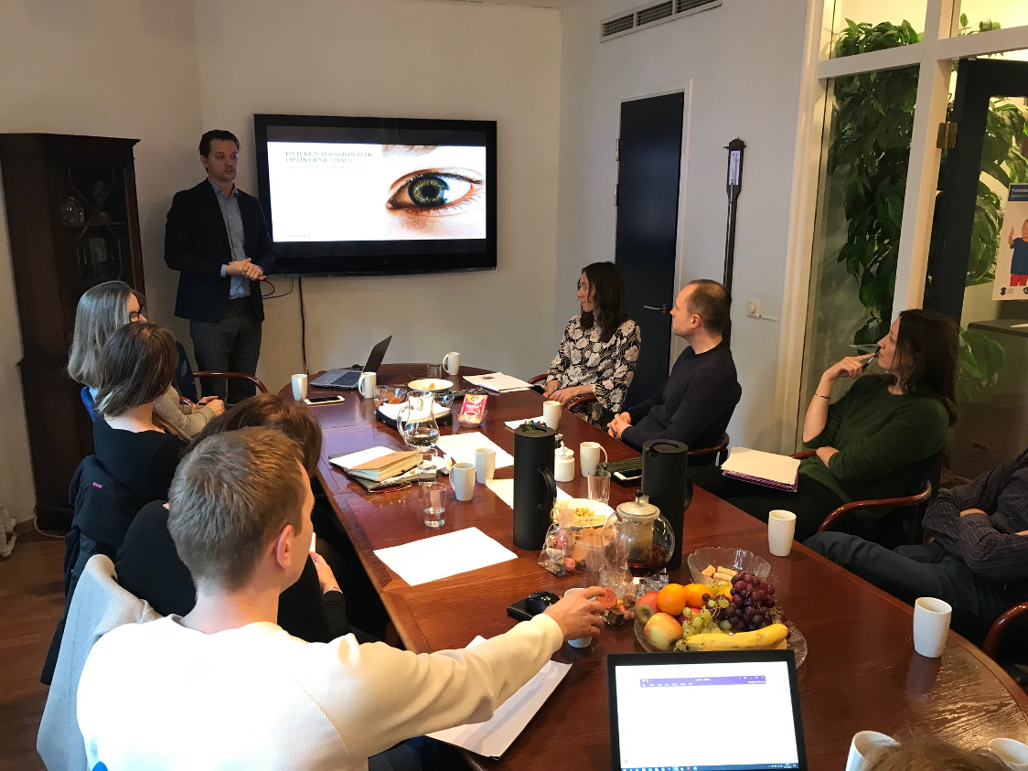 Julian Farner-Calvert fra First House orienterer styrene i NOF/SI om viktigheten av myndighetskontakt (Foto: Dag Øyvind Olsen)