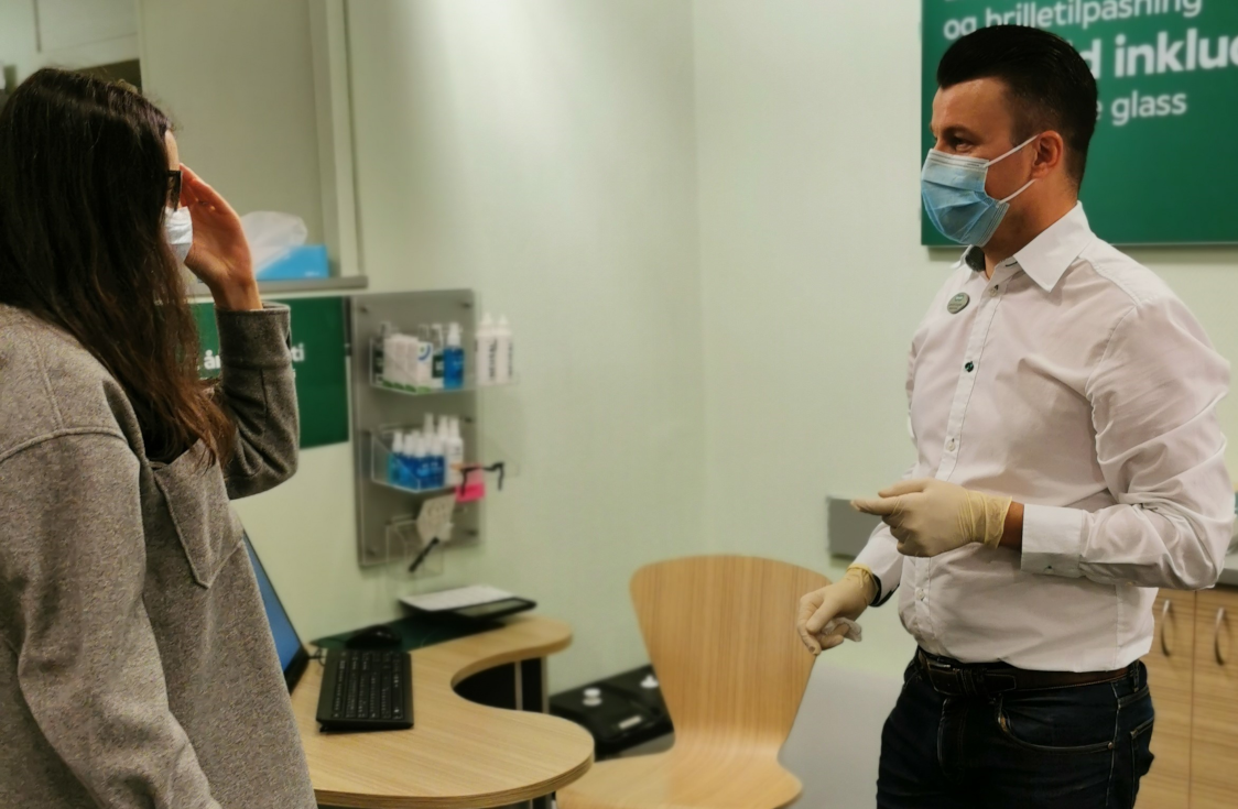 I Drammen har det vært forsterkede smitteverntiltak en god stund allerede. Her fra Specsavers og optiker Lars Erik Krangnes til høyre (Foto: Mihai-Gabriel Puscasu)