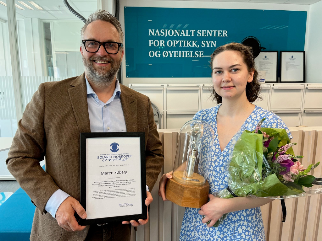 Prisvinner Maren Søberg og generalsekretær Hans Torvald Haugo i Norges Optikerforbund (Foto: Dag Øyvind Olsen)